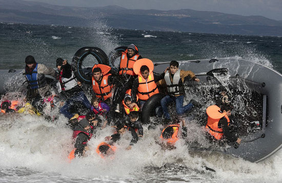 American cruise ships collided and sank into the water. Four missing tourists did not wear life jackets.